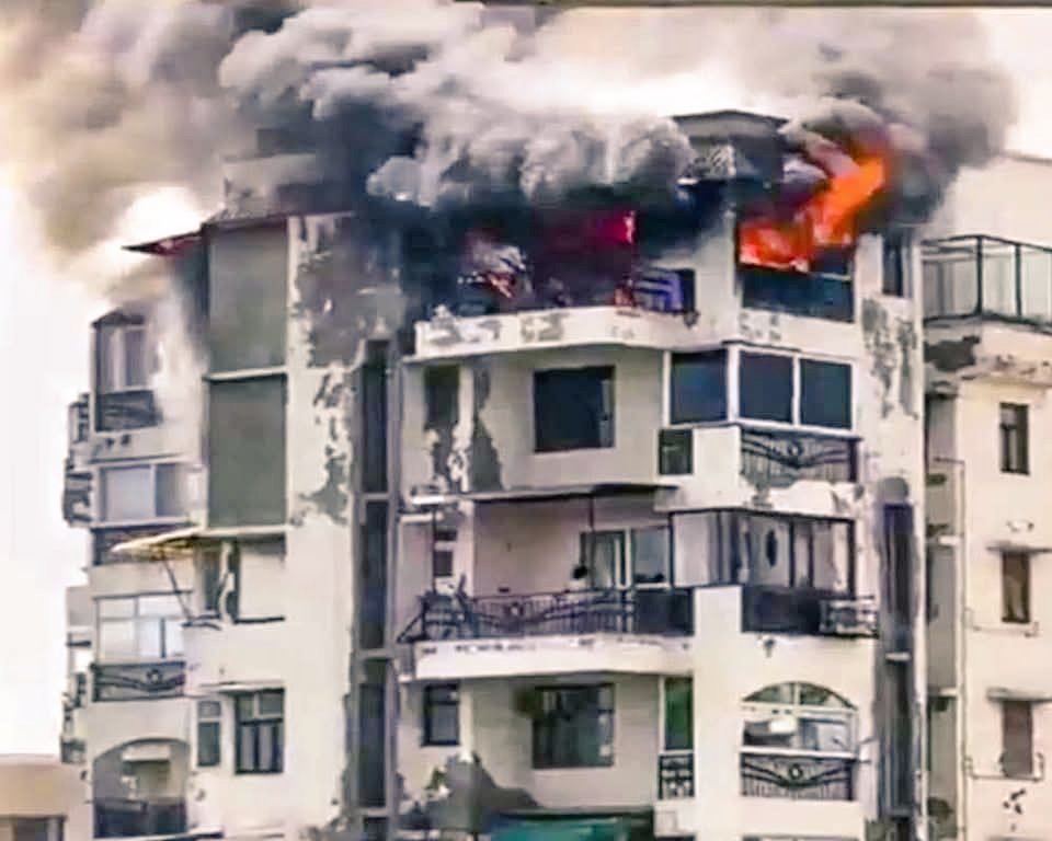 एक पिता ने दिल्ली में आग से बचाने की कोशिश में दो बच्चों को 9वीं मंज़िल से फेंका… फिर खुद कूद गया।
तीनों नहीं बचे।
मत सोचिए कि कोई बचाने आएगा।
घर में फायर सेफ्टी रखें — Extinguisher, Escape Ladder, Sprinkler।
ज़िंदगी बच सकती है।

#FireSafety #Heartbreaking
#delhifire