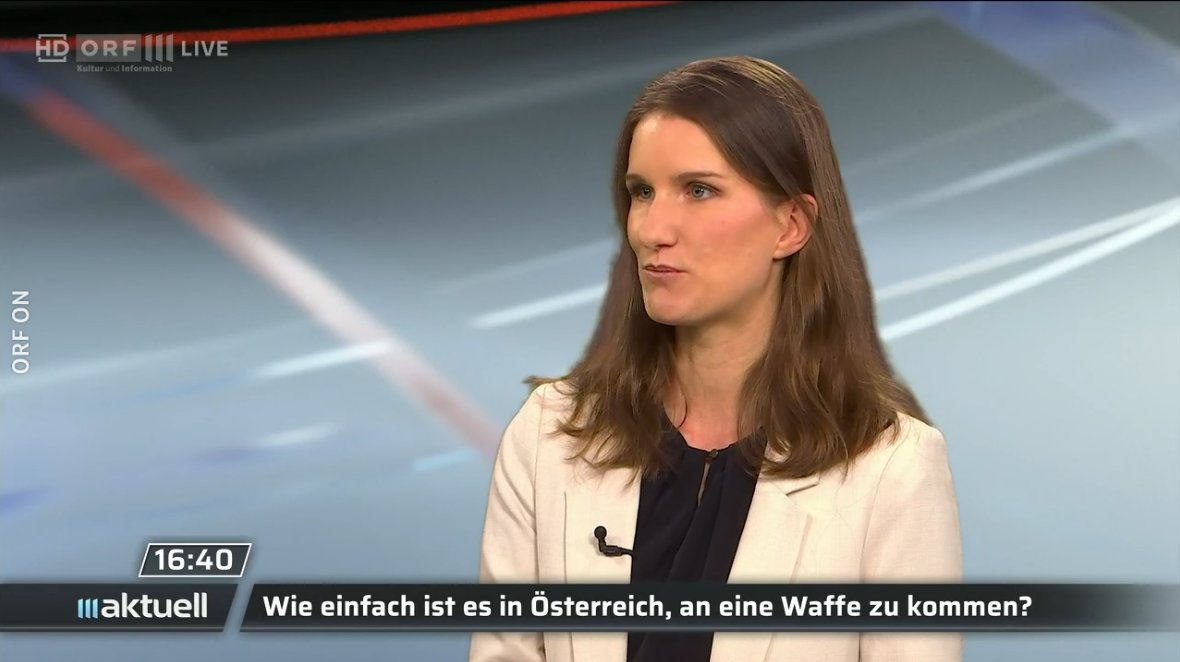 Nun, man könnte natürlich auch die Frage stellen, warum man überhaupt an Waffen kommen sollte.
Berufliche und Hobby-/Sport-Benutzer schließen die an Ort und Stelle der Nutzung wieder kontrolliert weg und gut ist.