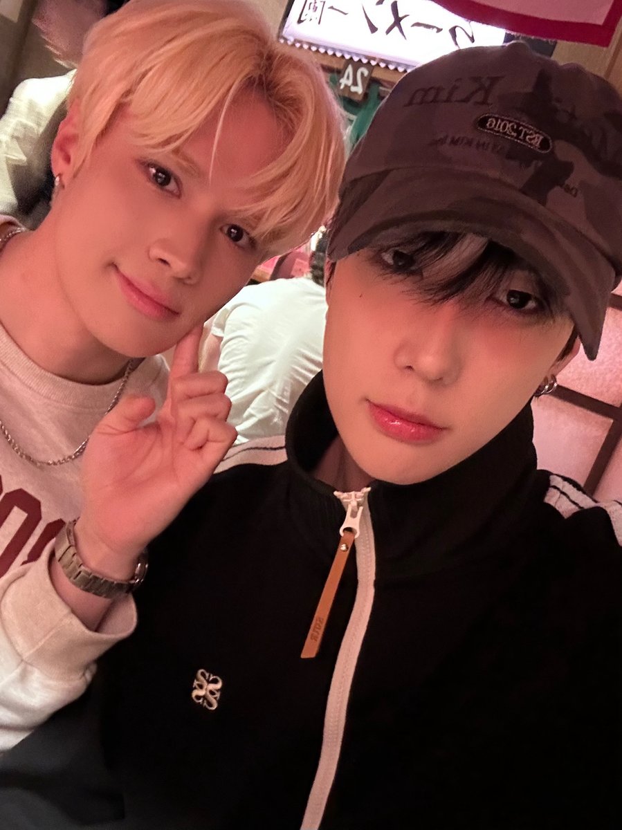 [💙_#제이창]

생일 축하해 아저씨~ ♡ 우리 브라더 된지 이제 2년 됐는데 모든 순간이 소중했어~ 앞으로 더 많은 추억 더 행복한 생일 함께 보내면서 항상 행복하자! 생축 형 💛

#ONEPACT #원팩트
#JAYCHANG #제이창
#HappyJongwooDay