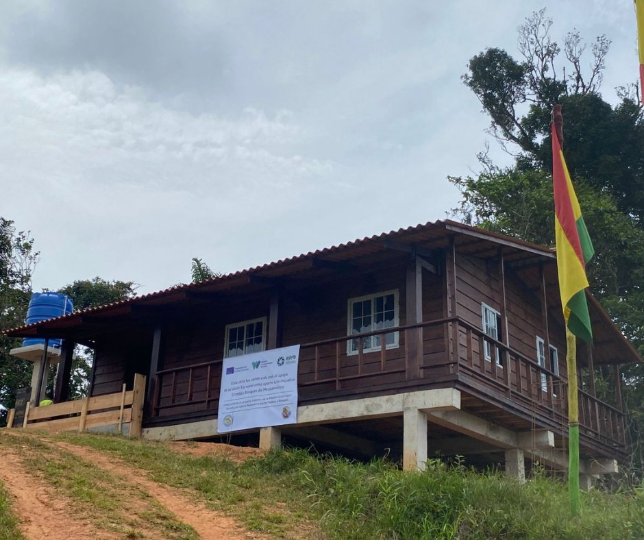 Con la instalación de nuevas cabañas en puntos estratégicos de las zonas fronterizas de la 🇵🇦#ComarcaGunaYala, se refuerzan las labores de vigilancia y conservación en un territorio vital para la biodiversidad y el patrimonio cultural del pueblo #Guna. Estas estructuras