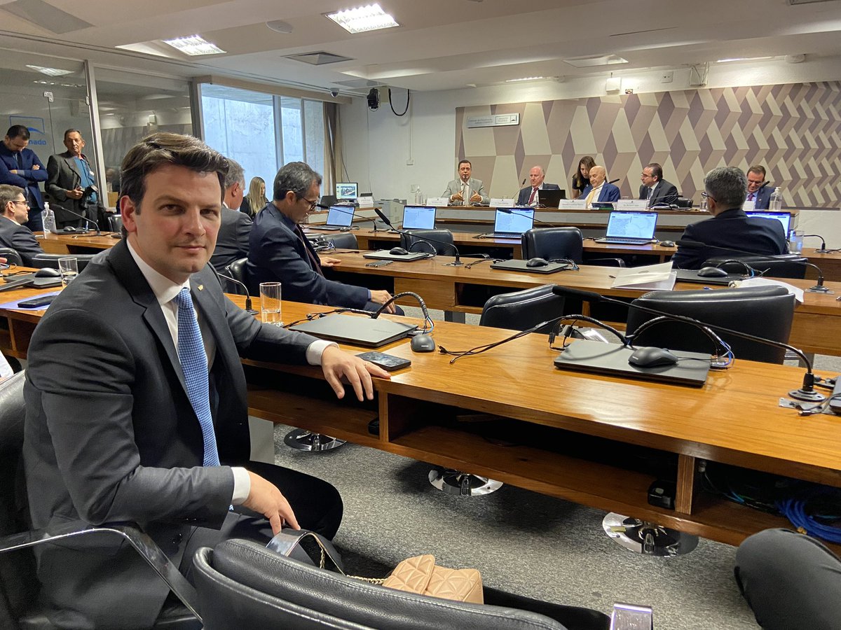 Ontem tivemos um dia muito produtivo em Brasília! Com a Frente Nacional dos Prefeitos, participei da CCJ do Senado e das discussões sobre a reforma tributária. Colocando Curitiba no centro das discussões nacionais. Agora já estou de volta em nossa cidade e o trabalho continua.
