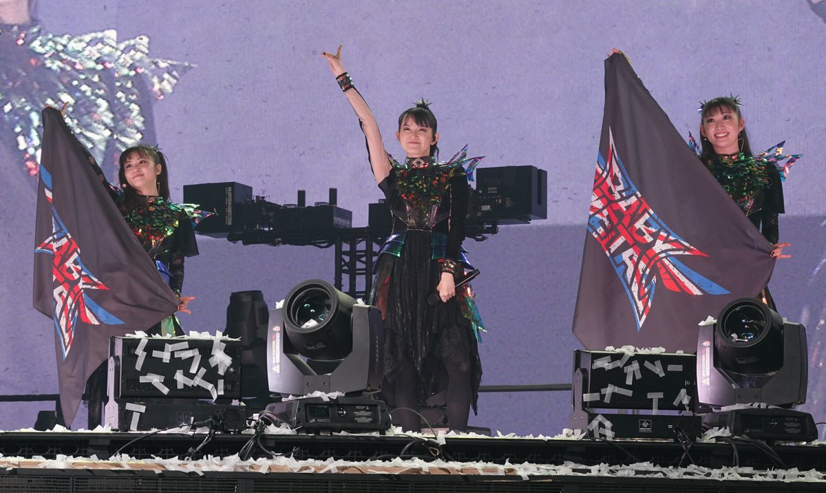 dufudufutk's tweet image. 公演の最後は火花と紙吹雪で締め。

３人ともやり切った感がにじみ出ていい表情をしている。

#BABYMETAL
#THEO2