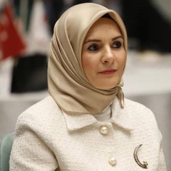 Aile Bakanı Mahinur Özdemir Göktaş:   

“Aşırı yalnızlaşmış, bireyselleşmiş insanlardan ne aile olur ne de millet.”