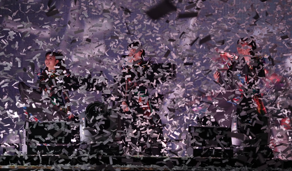 dufudufutk's tweet image. 公演の最後は火花と紙吹雪で締め。

３人ともやり切った感がにじみ出ていい表情をしている。

#BABYMETAL
#THEO2