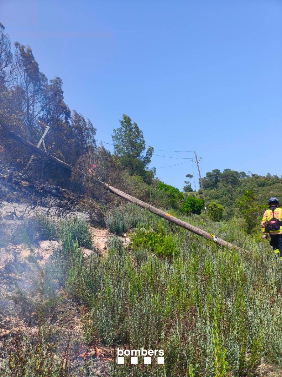 bomberscat's tweet photo. @112 ESTABILITZAT l'incendi forestal de Sant Quirze Safaja. Hem encerclat tot el perímetre i, un cop assegurat el tall de la línia elèctrica, procedirem amb les tasques de remat.
#bomberscat https://t.co/wuszwD12Q8