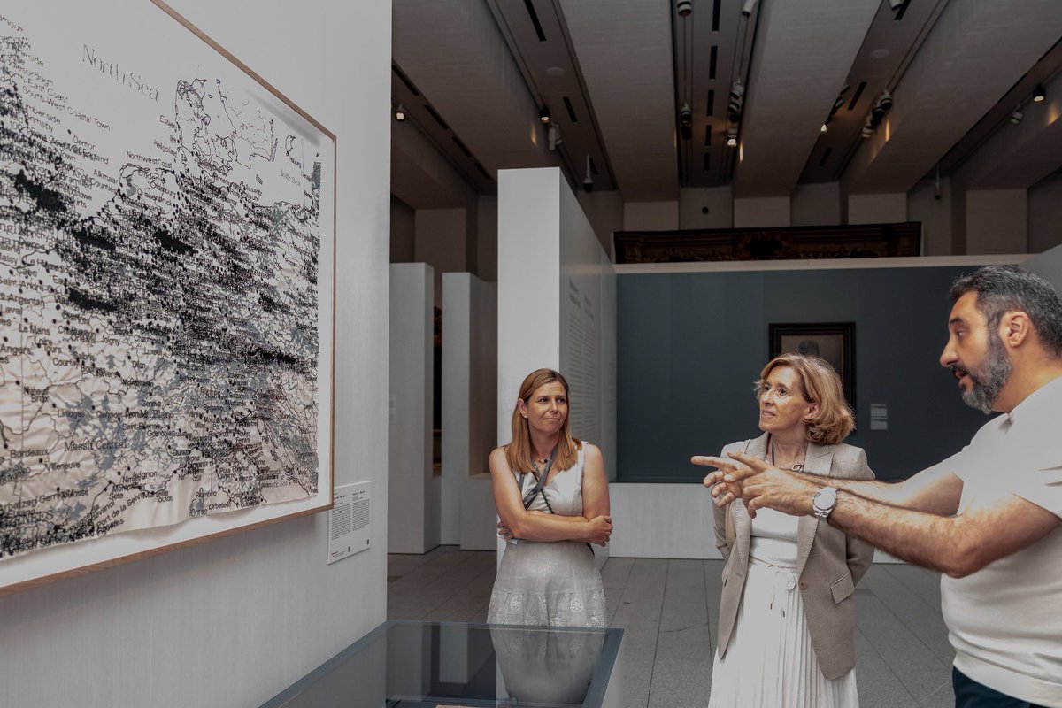 #Alteraciones nos invita a ver #LaGalería de otra manera.  

😍Me gusta especialmente esta escultura que flota en nuestro Gabinete Musical. 

Cristina Mejías utiliza técnicas artesanas de luthería para crear esta belleza contemporánea.

¡Parece diseñada para este espacio!