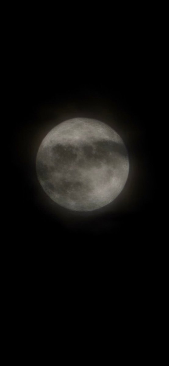 chako235921's tweet photo. 雲の切れ間から🌕

 #満月 
 #ストロベリームーン https://t.co/8Vf29jtCdc