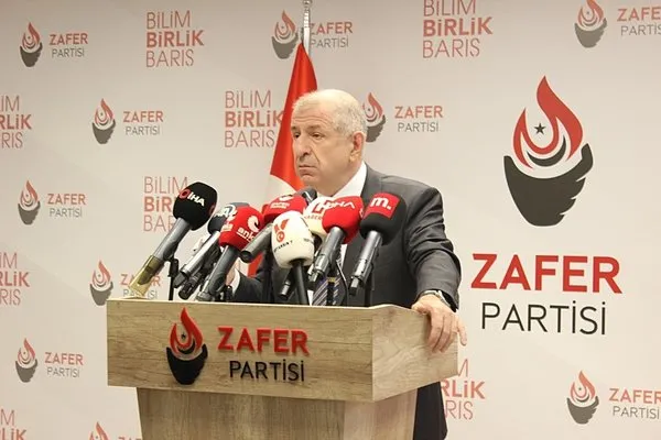 Zafer Partisi Genel Başkanı Ümit Özdağ'ın yargılandığı davada, mahkeme Özdağ'ın tutukluluğunun devamına karar verirken, savcı mütalaasında 1,5 yıldan 4,5 yıla kadar hapis cezası talep etti.