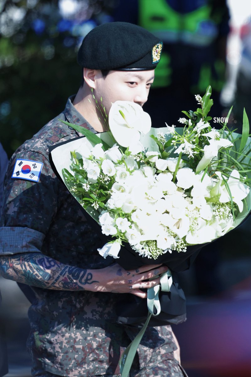 Snow_Rabbit91's tweet photo. 20250611 정국

Flower💐🐰

#BTS #방탄소년단 
#JungKook #정국
#WelcomeBackJungkook
#전역식 https://t.co/aVNnGnn99h