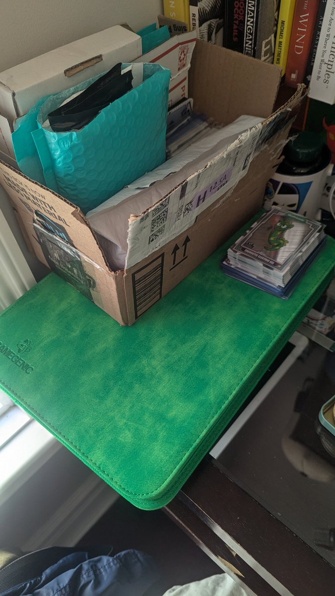 rabidskooby's tweet image. Desk and @topps binder coming together nicely!
@veefriends @garyvee