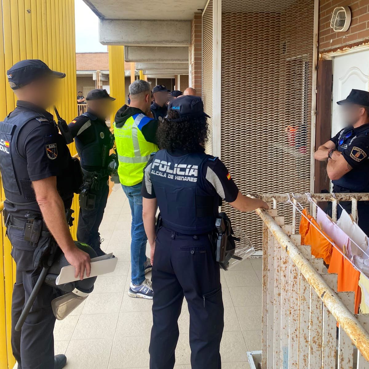 SEGURIDAD |
🚔 Este miércoles se ha saldado con un nuevo éxito operativo en la lucha contra la ocupación ilegal de viviendas en Alcalá de Henares, después de que agentes de la Policía Local <a href="/PoliciaAlcalaH/">Policía Local de Alcalá de Henares</a> y de la Policía Nacional <a href="/policia/">Policía Nacional</a> hayan participado en el dispositivo de