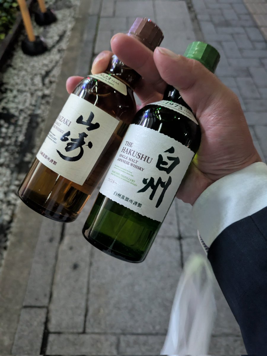 to_tai's tweet photo. 朝ごはん買って帰ろうとしたら、ん見たことある瓶が…残業した意味があったのかな（笑）
#山崎　#白州　#ラッキー https://t.co/H4IJcLPbI3