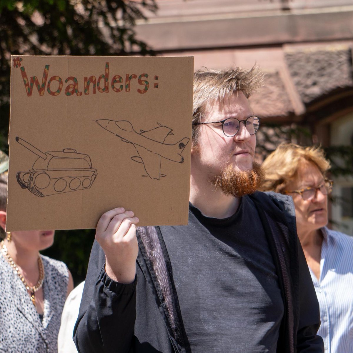 Das Geld ist nicht weg, es ist nur woanders.

Egal ob Bildung, Schwimmbäder, Arbeitslosengeld oder Brücken. Überall fehlt Geld, aber das ist kein Naturgesetz. Aufrüstung ist eine bewusste Entscheidung und sie macht uns alle ärmer.