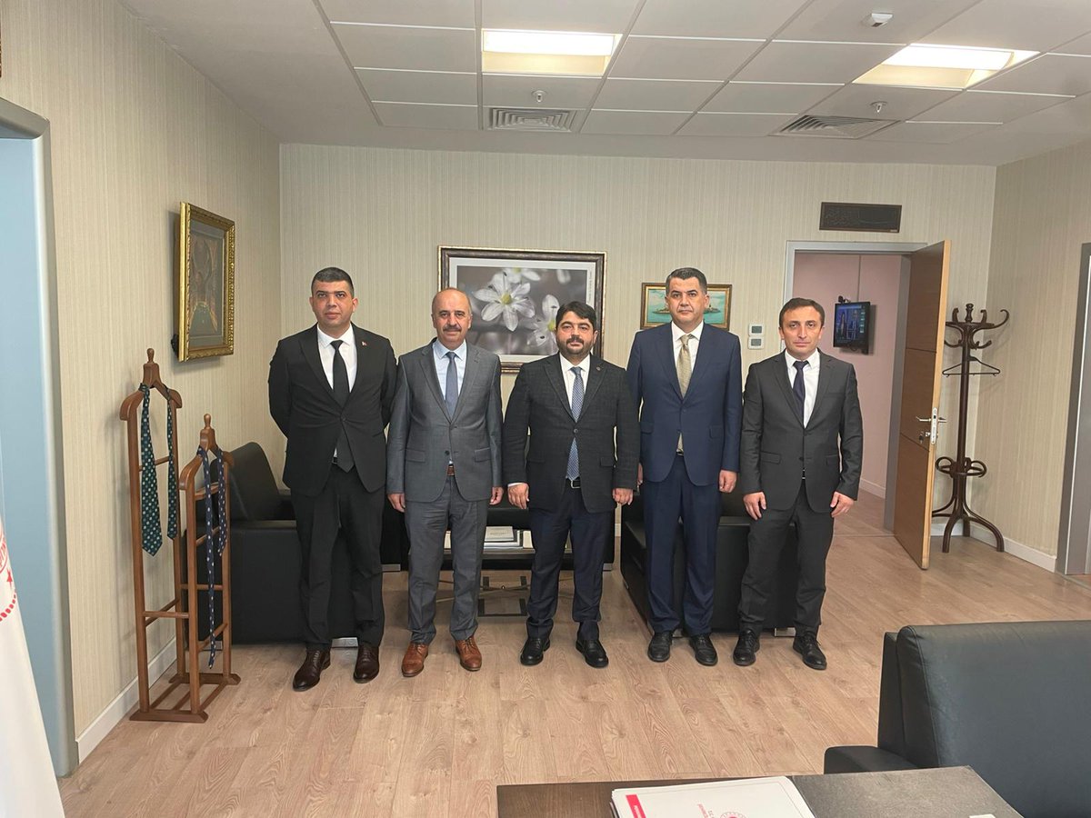 Türk Mühendisler Derneği olarak, Çevre, Şehircilik ve İklim Değişikliği Bakanlığı Personel Genel Müdürü Sayın Halil Erdoğan’ı makamında ziyaret ettik.

Türk İmar-Sen Genel Başkanı Sayın Zafer Çelik, Atama Daire Başkanı Sayın Aziz Arslan ve Derneğimiz Temsilcisi Sayın Emrah