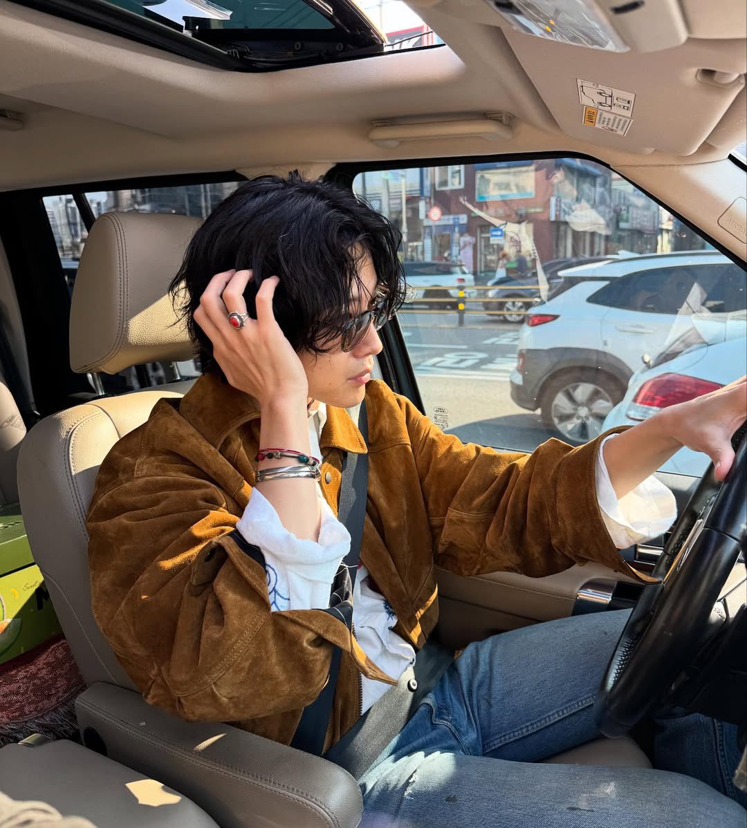 jongnow's tweet image. Sunlight’s warm, but I promise I’m warmer.