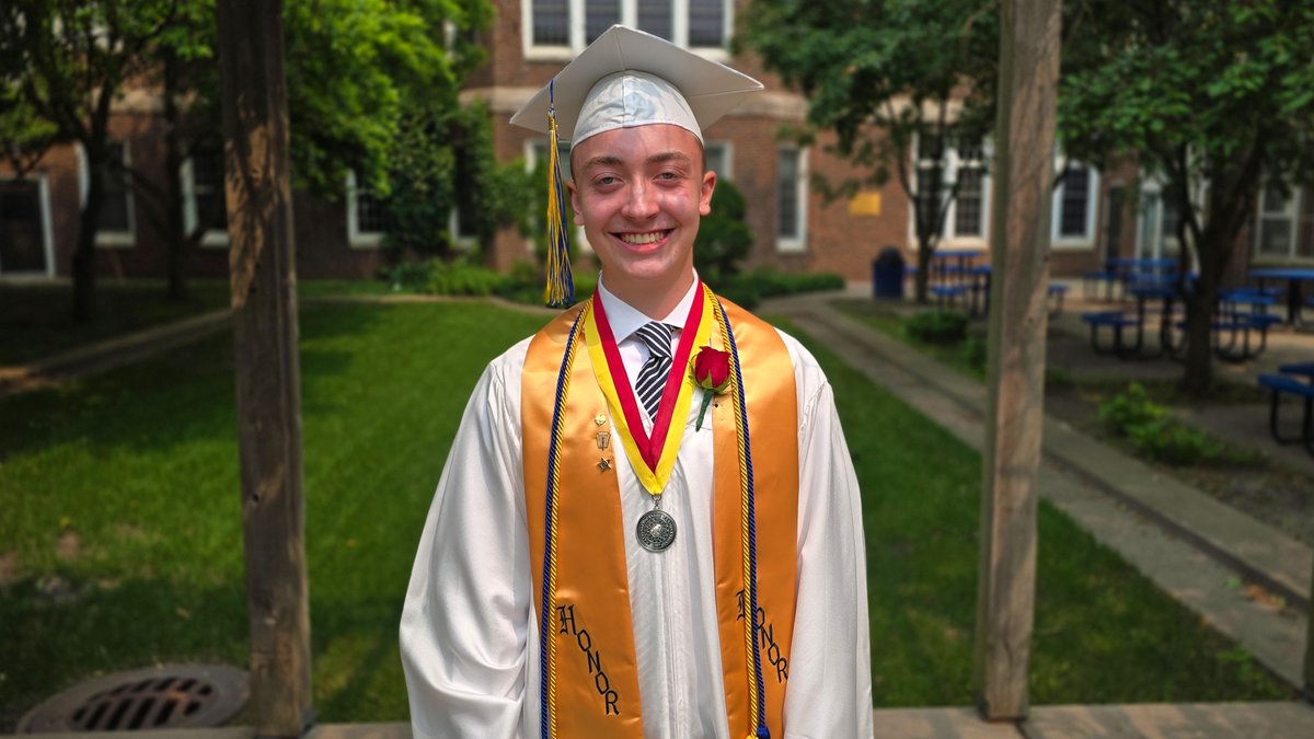 Congratulations to Henry Heitzman on earning the Platinum Bilingual Seal, the highest distinction awarded by the Minnesota Department of Education and recognized by AHA. This prestigious honor celebrates students who demonstrate advanced bilingual or multilingual proficiency.