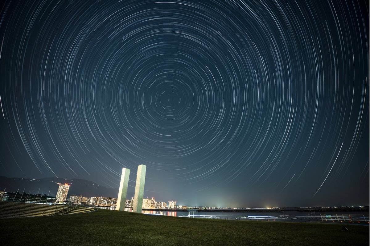 六花ちゃん誕生日おめでとう⛰️🌂
久々に浜大津で星の軌跡が撮影できたので、その時の写真を添えてお祝い(σ回ω・)σ
この1年…色んな方と聖地を回ることができて、良い思い出になりました！！
今年は10月に中二恋関連のイベントもあるので楽しみですね！
#小鳥遊六花生誕祭2025
#chu2koi