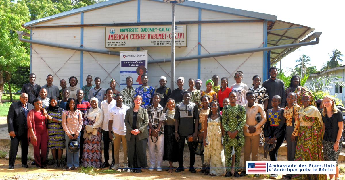 USEmbassyBenin's tweet image. Journée incroyable avec le Titigweti English Club ! Au American Corner, nous avons exploré l'importance de l'anglais dans les affaires. Continuons à briser les barrières linguistiques ! #USinBenin #AmericanSpaces #RELO #TitigwetiEnglishClub #LangueAnglaise