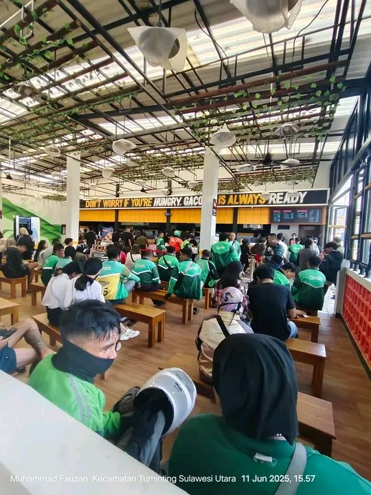 dimashamzaa's tweet photo. Finally Mie Gacoan buka di Manado, tapi sayang banget antriannya panjang bener, Gojek sampe ditutup sementara 😭 https://t.co/EUDd5U3fbC
