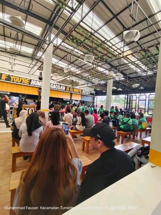 dimashamzaa's tweet photo. Finally Mie Gacoan buka di Manado, tapi sayang banget antriannya panjang bener, Gojek sampe ditutup sementara 😭 https://t.co/EUDd5U3fbC