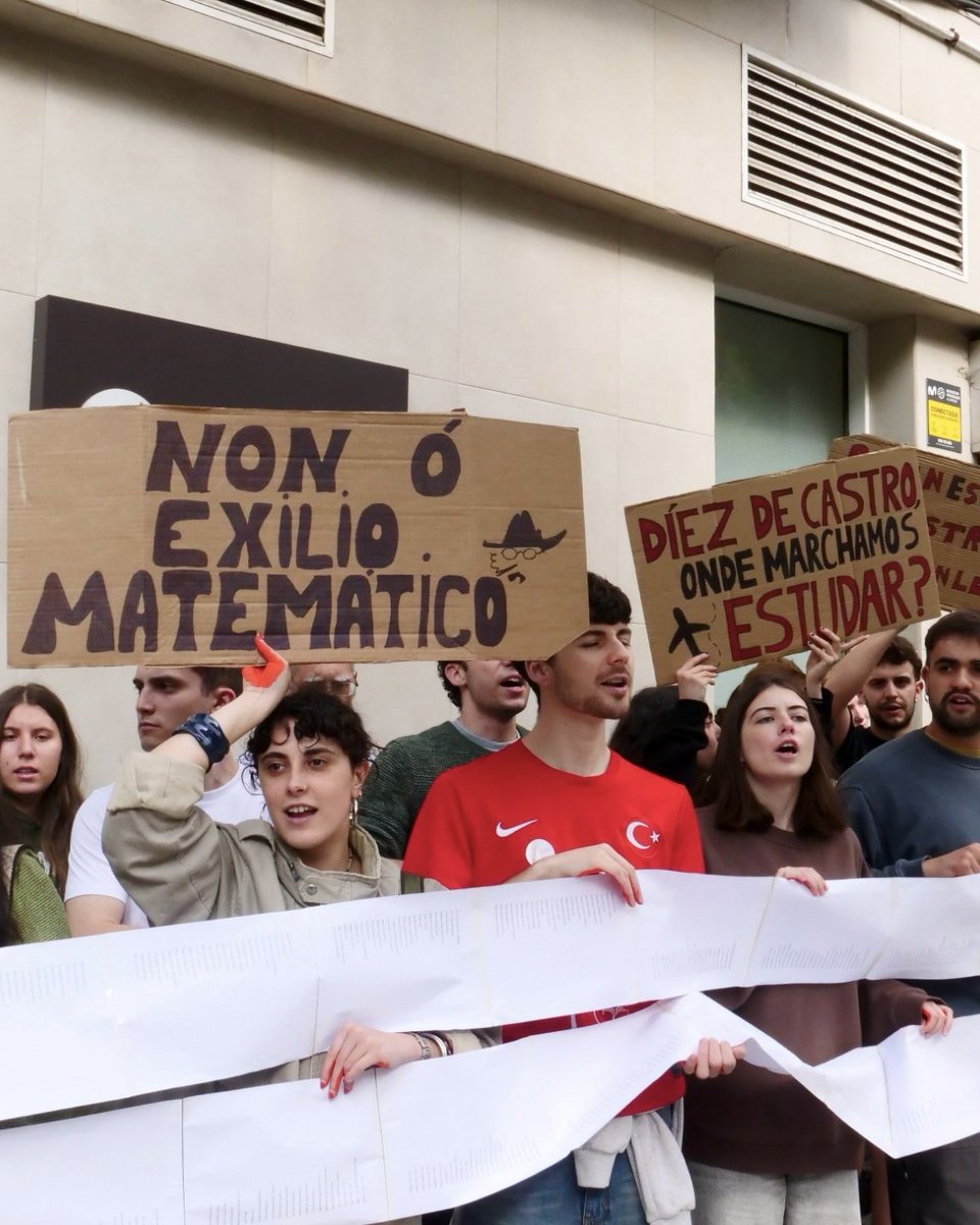 anaponton's tweet photo. O Goberno de Rueda quere cargarse o mestrado de Matemáticas da USC, pechando a porta a rematar a carreira investigadora neste País.

Esta mañá achegámonos para falar cos manifestantes diante do Parlamento. Non podemos permitir o exilio matemático. https://t.co/xoJzoe3c4w