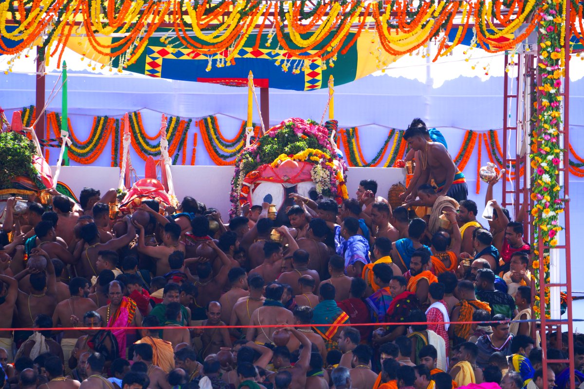 JagannathaDhaam's tweet photo. ୧୦୮ ଗରା ପବିତ୍ର ଜଳରେ ଠାକୁରମାନେ ସ୍ନାନ କରୁଥିବାର ମନଲୋଭା ଦୃଶ୍ୟ।
Maginificent view of Deities holy Bath with 108 pitcher of sacred water.

#SnanaPurnima2025 #RathaJatra2025 #RathaYatra2025 #ShreeJagannathaDhaam #SJTA https://t.co/sCQ0MYDUtn
