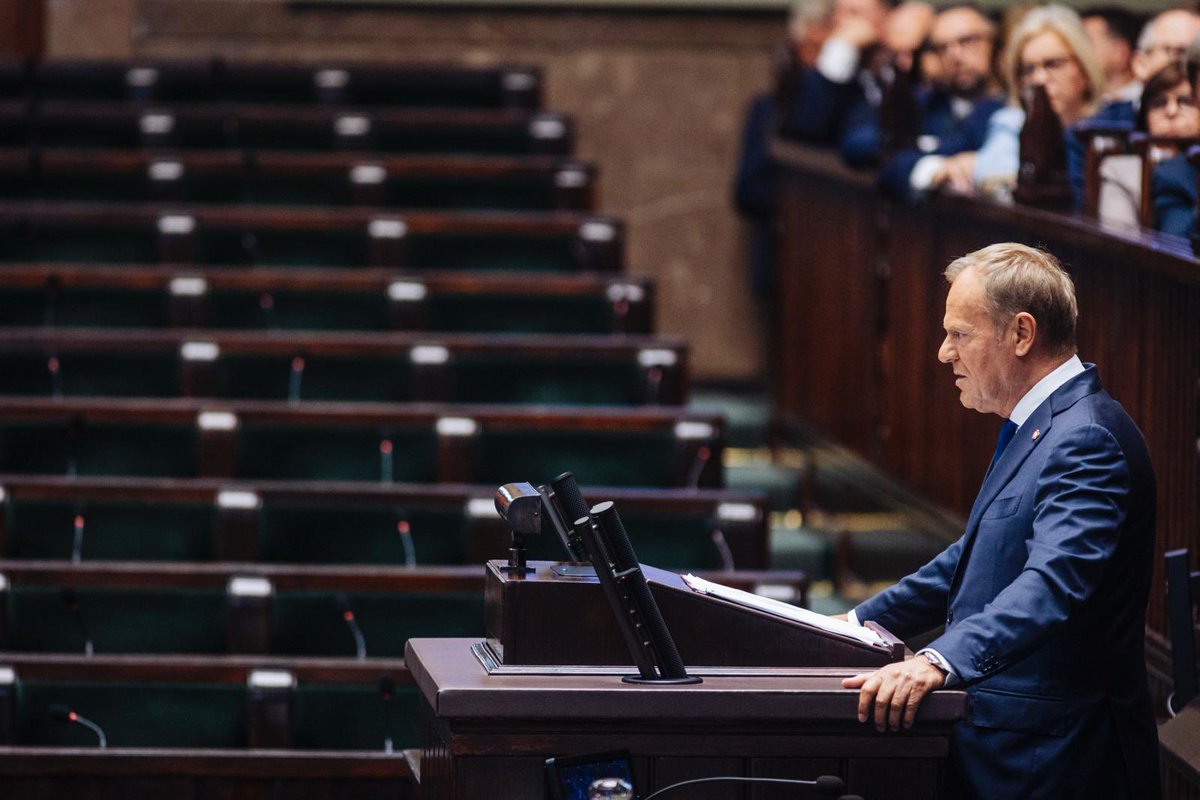 „Znam smak zwycięstwa i gorycz porażki. Ale nie znam pojęcia kapitulacji. Nikt nas nie zwolnił z odpowiedzialności za Polskę”. Pełne determinacji i siły wystąpienie <a href="/donaldtusk/">Donald Tusk</a> przed głosowaniem wotum zaufania dla rządu. Skandaliczna nieobecność PiS.

#ZrobioneDlaPolski