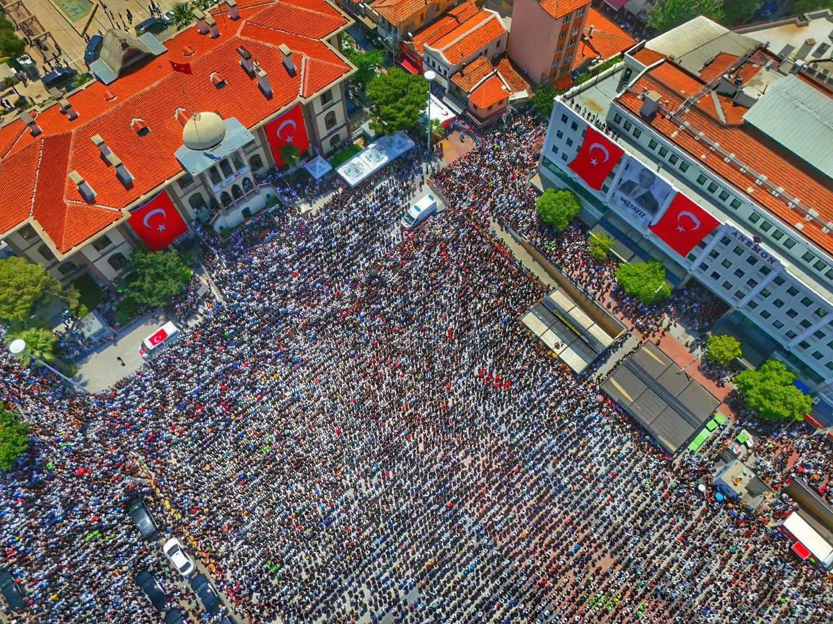 ekrem_imamoglu's tweet photo. Bir Yiğidin Ardından…

Ferdi Zeyrek Başkanımız; Büyükşehir Belediye Başkan adayı olup ziyaretime geldiğinde Manisa için aldığı sorumluluğun heyecanını ve başarma arzusunu bedeninde, ruhunda taşıyordu. Kucaklaştığımızda yüksek enerjisini ve coşkusunu hissettim.
 
Başarma arzusu çok yüksek, güçlü, tutkulu bir başkan ile bilgi, deneyim ve proje paylaşımı yaptığımı o anda anlamıştım. Hiç şüphe etmeden kendisini uğurlarken Sayın Özgür Özel’in çok isabetli bir ismi Manisa’ya şehr-i emin olarak tespit ettiğini görmüştüm.
 
Enerjisi ve coşkusu zirve yapmış halini seçimi kazandıktan sonra, birlikte neler yapabiliriz, ortak projeler nasıl geliştirebiliriz toplantısında yaşadım. Kadim Manisa ve çok önemli ilçeleri için yola çıkmış, oy veren-vermeyen herkesin başkanı olmuş, ruhunda partizanlığın zerresini taşımayan, insanı insan olduğu için seven, Cumhuriyet, demokrasi ve Atatürk sevdalısı bir yiğidi görmüştüm karşımda.
 
Başkanımızla her bir araya gelişimizde artan coşkusunu, inancını, görev tutkusunu, güler yüzünü ve mücadeleci ruhunu hissediyordum.
 
En zor koşullarda ve zamanlarda hiçbir arkadaşını yalnız bırakmayan Ferdi Başkan’ın beni en son Silivri ziyaretindeki güç veren kucaklaması, benden uzun boyuyla başını eğip omzuma koyarak yiğit duruşu ile bana “Seni asla yalnız bırakmayacağız” sözünü ve o güzel ruhunu asla unutmayacağım.
 
Silivri’den dualarımla ve gözü yaşlı ona eşlik edip ebediyete uğurlarken kıymetli başkanımızın; dualarını alkışları ile bütünleştiren hemşehrilerini, dostlarını izlemek ve böyle bir insanın yol arkadaşı olmak beni çok ama çok duygulandırdı.
 
Çok büyük iz bıraktı Ferdi Zeyrek! Erken göçtü fani dünyadan. Hizmet ruhu ve enerjisi ondan sonra gelecek bütün yerel yöneticiler için rehber ve ışık olacaktır.
 
Ferdi Başkanımızın uğurlandığı bu emsalsiz ve duygusal görüntüler; Milletimizin bu zor günlerinde iyi niyetli, güleryüzlü, birleştirici, siyaseti amaç değil hizmete araç gören, partizanlıktan uzak, adaletli ve kucaklayan bir anlayışa ne kadar büyük bir tutku ile sarıldığının özeti olmuştur. 
 
Ferdi Zeyrek en çok ihtiyaç duyduğumuz anda bir olmanın, birlikte olmanın önemini bize yaşattı! Fani dünyadan göçtü ama hep bizimle olacak!

Seni hiç unutmayacağız, mekanın cennet olsun! Ruhun şad olsun!