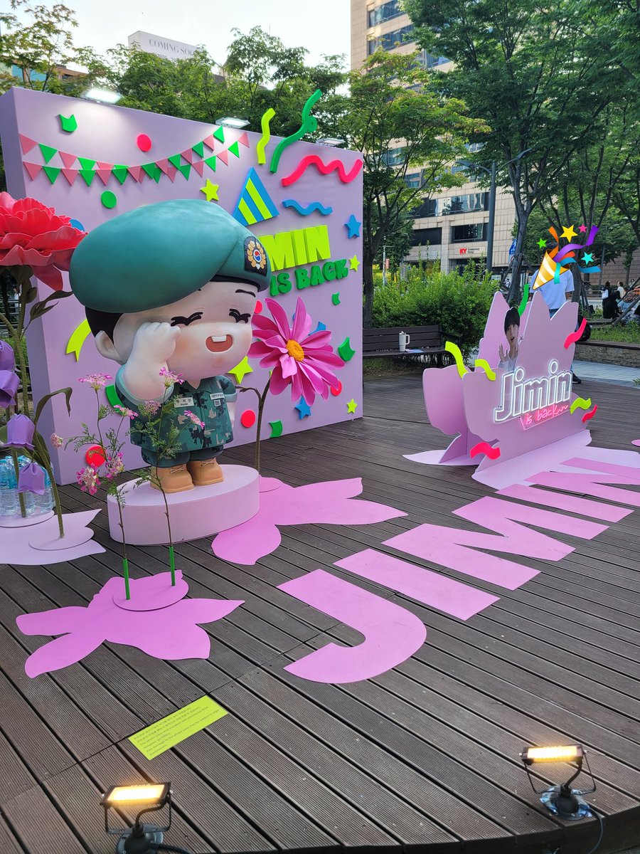 ALLFORJIMIN_KOR's tweet photo. 𝗝𝗜𝗠𝗜𝗡 𝗜𝗦 𝗕𝗔𝗖𝗞

🌸𝗝𝗜𝗠𝗜𝗡 𝗕𝗟𝗢𝗢𝗠𝗜𝗡𝗚 𝗚𝗔𝗥𝗗𝗘𝗡🌸
첫날부터 많이 방문해주신 지민블루밍가든,
저녁에도 보실 수 있게 조명이 켜졌습니다✨️

🗓 25.06.11 - 25.06.15
📍HYBE 사옥 옆 공원

조형물이 훼손되지 않도록 안전하게 관람해주세요☺️

#JIMIN_IS_BACK #지민 #JIMIN https://t.co/mACFu5HeJI