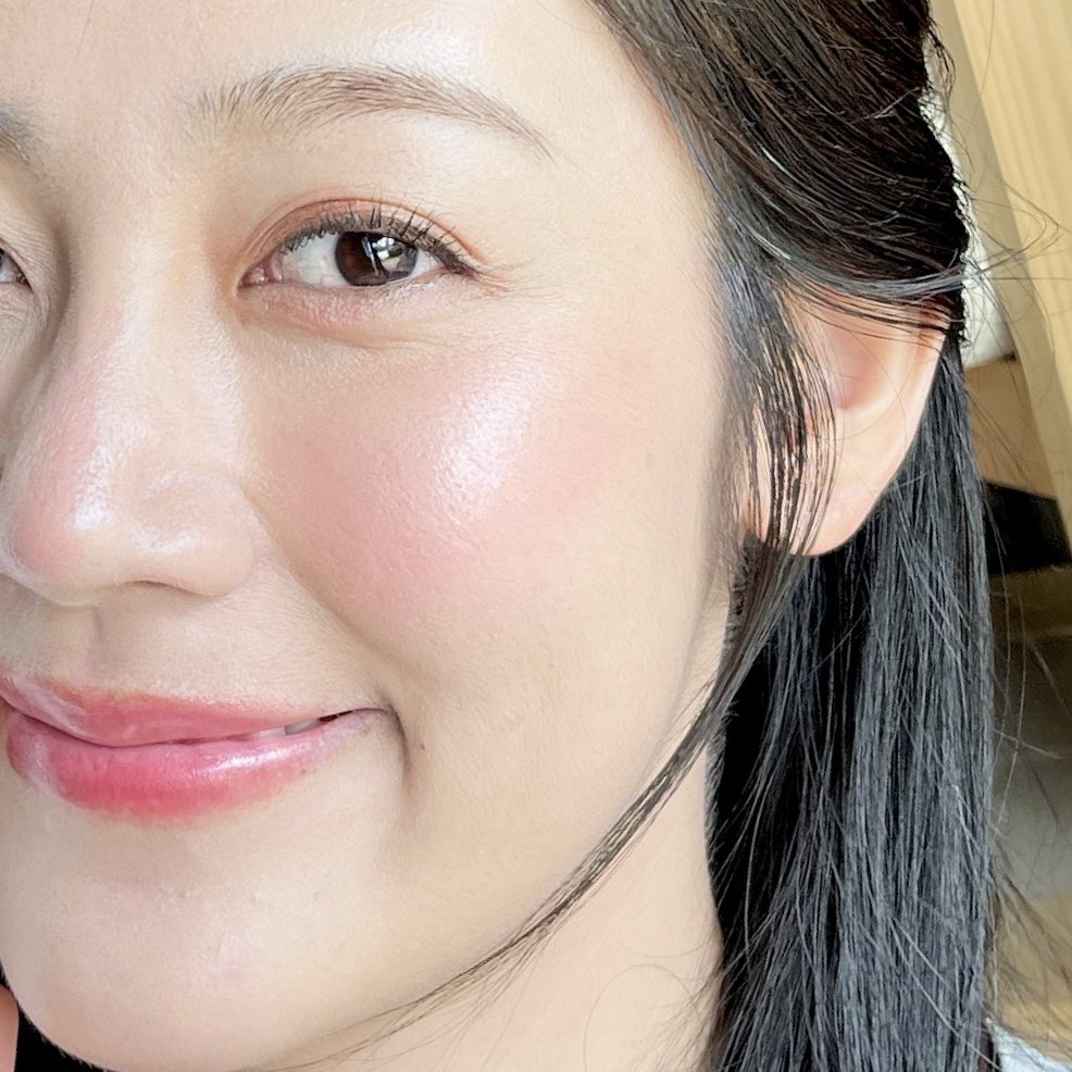 ป้ายยา White cushion ตัวใหม่ของ SKINTIFIC หน่อย นี่ชอบมาก เป็นคุชชั่นสูตรโกลว์✨ ที่ใช้แล้วผิวสวยสุดๆ ยิ่งใช้คู่กับ Serum Spray คือผิวฉ่ำโกลว์แบบจึ้งเกิน! ฟินิชผิวสวยมาก เซรั่มสเปรย์ขวดทอง✨นี่ใช้ได้ทั้งก่อนและหลังแต่งหน้า ใช้คู่กันคือได้ผิวลูกคุณเลย