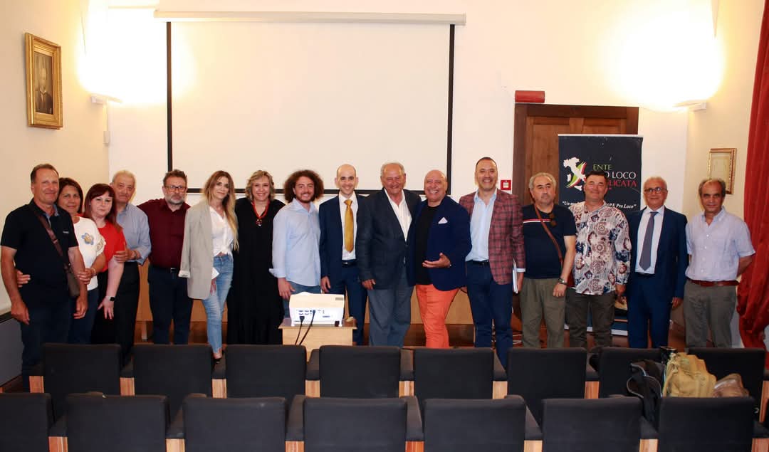 prolocobas's tweet photo. Presentato a #Venosa il #docufilm di Luigi Diotaiuti sulla #transumanza quale #omaggio ai #pastori #custodi della millenaria #tradizione https://t.co/4hP5rXjeIK