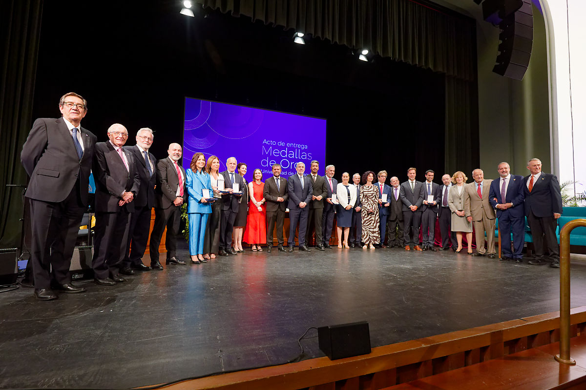🏅 ¡La tarde de ayer quedará imborrable en nuestra memoria!

La <a href="/UNED/">UNED</a>, la <a href="/ULPGC/">ULPGC</a>, <a href="/radioclubSER/">Radio Club Tenerife</a>, <a href="/eccaedu/">ecca.edu</a>, <a href="/RTVCes/">RTVC</a> y <a href="/RTVECanarias/">RTVECanarias</a>, recibieron la Medalla de Oro de la Universidad de La Laguna en un evento emotivo que reconoce la enorme labor que realizan las seis instituciones.