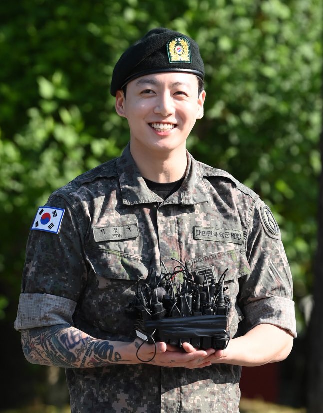 How I missed this smile 💜 my man is back 💜 <a href="/Kristine_GD/">°K</a> our days as military wives are counted and endless hours of hilarious lives are ahead of us 😁💜😁