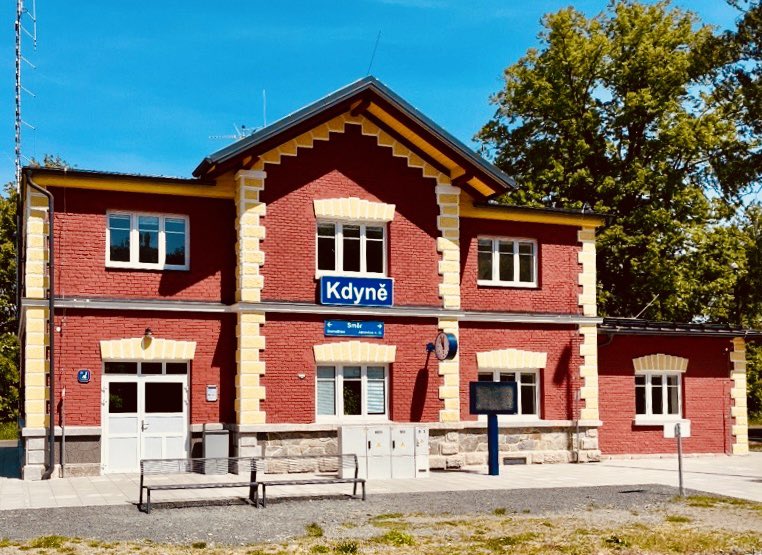 Spravazeleznic's tweet photo. 🏡 Nádražní budovy v Kdyni a Pocinovicích se opět červenají!
 
Obě stavby jsou součástí Českomoravské transverzální dráhy – ambiciózního projektu z konce 19. století, který se proslavil nejen svou významnou dopravní rolí, ale i unikátním architektonickým stylem.
 
Rekonstrukce zahrnovaly opravu fasád, výměnu oken a dveří, renovaci střechy a vylepšení čekáren. Cílem oprav bylo zachovat ikonický vzhled budov a zároveň zvýšit komfort pro cestující.