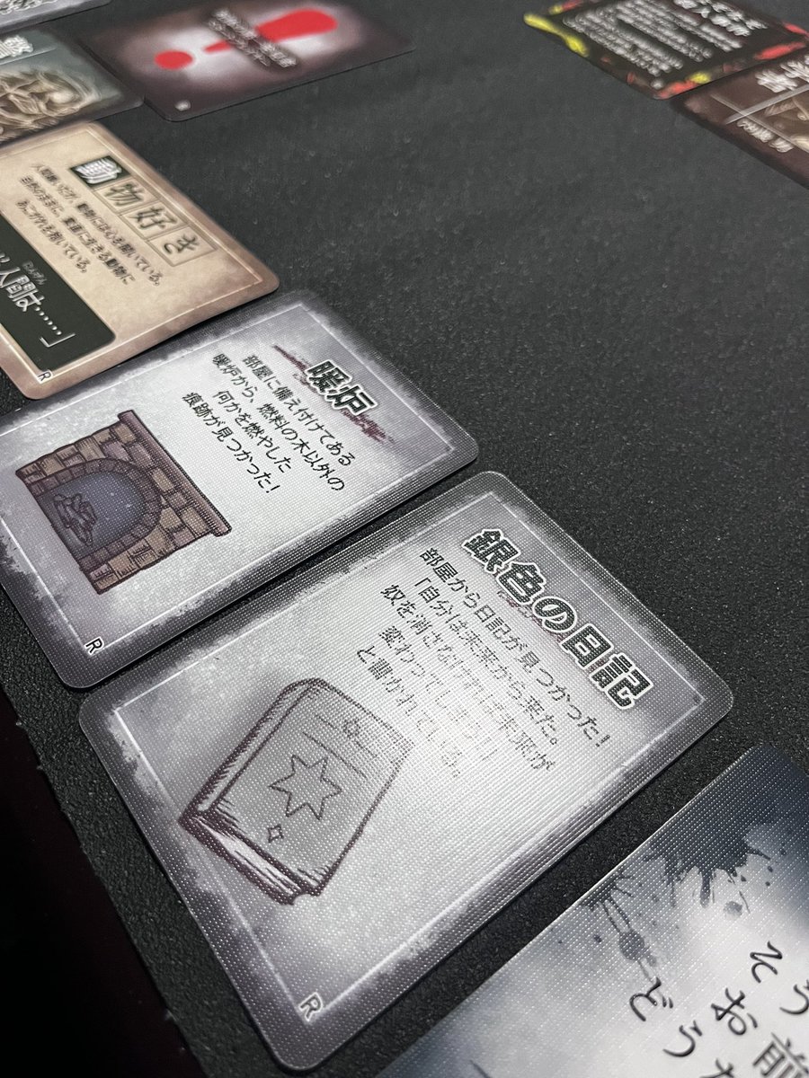 Come_Join_Us's tweet photo. あの大人気ミステリー風言い訳ゲームの続編が早くも登場！🎉

舞台はある洋館で開かれたパーティー。翌日、衝撃の殺人事件が発生！😱 でも、そこにいた全員は妄想力と口達者で、推理力はゼロ！果たして犯人は誰なのか…？

新要素『周辺状況』カードが追加され、豪雪や神隠し、怪しい集会などの状況を上手い具合でこじつけて、最も怪しい容疑者を警察に付き出しましょう！🕵️‍♂️✨

2021年冬にリリースされた『そういうお前はどうなんだ？』の待望の続編、ミニ拡張『周辺状況』カードもついて、物語にさらなる深みが加わっています。📜🔍

SNSや動画サイトで話題になったこのマーダーミステリー風言い訳ゲームを、ぜひお楽しみください！🎲💬

✨━━━━━━━━━━━━━━━✨🍹
ボードゲームバーじょいん
お酒を片手に楽しくボードゲーム！初心者も大歓迎🎉 飲み放題プランもご用意しています！

📍 所在地

広島県呉市本通3-1-10
エトワール102ビル301

⏰ 営業時間
20:00〜27:00（翌3時）
不定休
📞 お問い合わせ
080-1631-3130

📌 店舗の特徴
•ボードゲーム初心者から上級者まで楽しめる！
•飲み放題プランでお得に楽しむ✨
•仲間と一緒に、または一人でふらっと立ち寄れる居心地の良い空間。

📍 アクセス
エトワール102ビル3階にあります！近くにお越しの際は、ぜひお立ち寄りください。

━━━━━━━━━━━━━━━
#広島バー #呉市バー #ボードゲーム #ボードゲームバー #呉市飲み放題 #飲み放題 #楽しい夜 #そういうお前はどうなんだリベンジ  #ミステリーゲーム  #トークゲーム