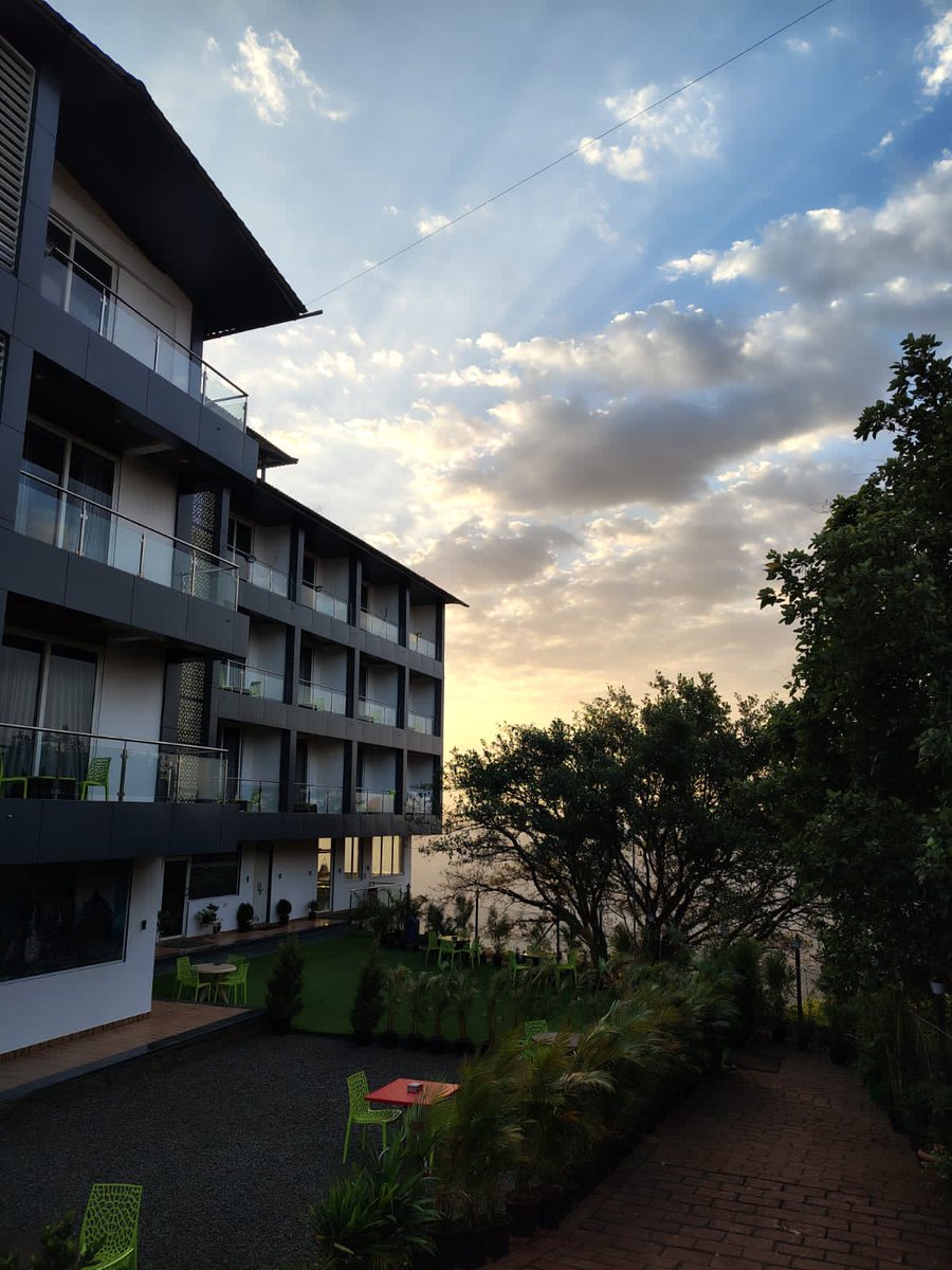 aakaarvalley's tweet photo. Welcome to Aakaar Valley, one of the best budget hotels in Mahabaleshwar. 

#AakaarValley
#MahabaleshwarHotel
#BudgetStayMahabaleshwar
#MorningInMahabaleshwar
#ValleyViewHotel
#MountainSunrise
#BestViewHotel
#MistyMornings
#ScenicMahabaleshwar
#SunriseVibes
#MahabaleshwarViews https://t.co/l0gmYVKG7s