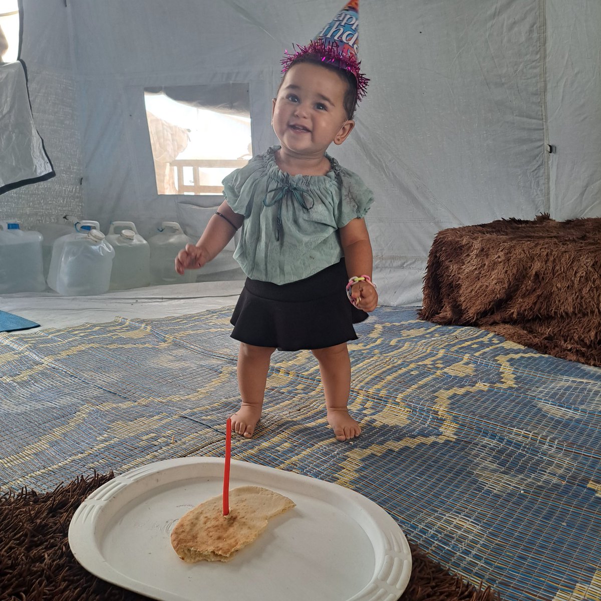 khaldunham's tweet image. This is my niece Rima. She was born in the war. Today she is one year old, she spent her whole life in the war. She doesn't even know the taste of fruit.
