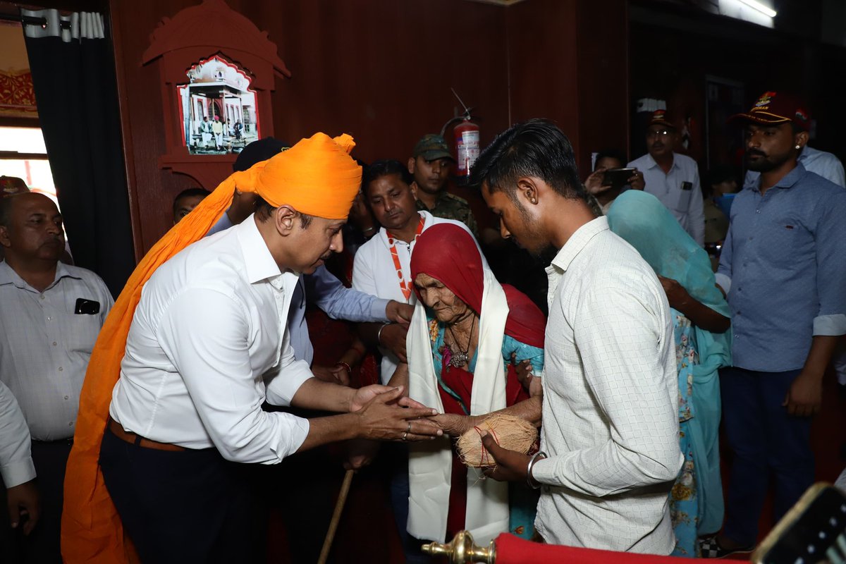 Ra_THORe's tweet photo. बीकानेर में गौरव सेनानियों से आत्मीय भेंट कर स्नेहिल संवाद किया।

पिछले 11 वर्षों में आदरणीय प्रधानमंत्री श्री @narendramodi जी के नेतृत्व में भारतीय सेना सशक्त और सक्षम बनी है, #OperationSindoor इसका स्पष्ट प्रमाण है। https://t.co/pUZMgUl5CM