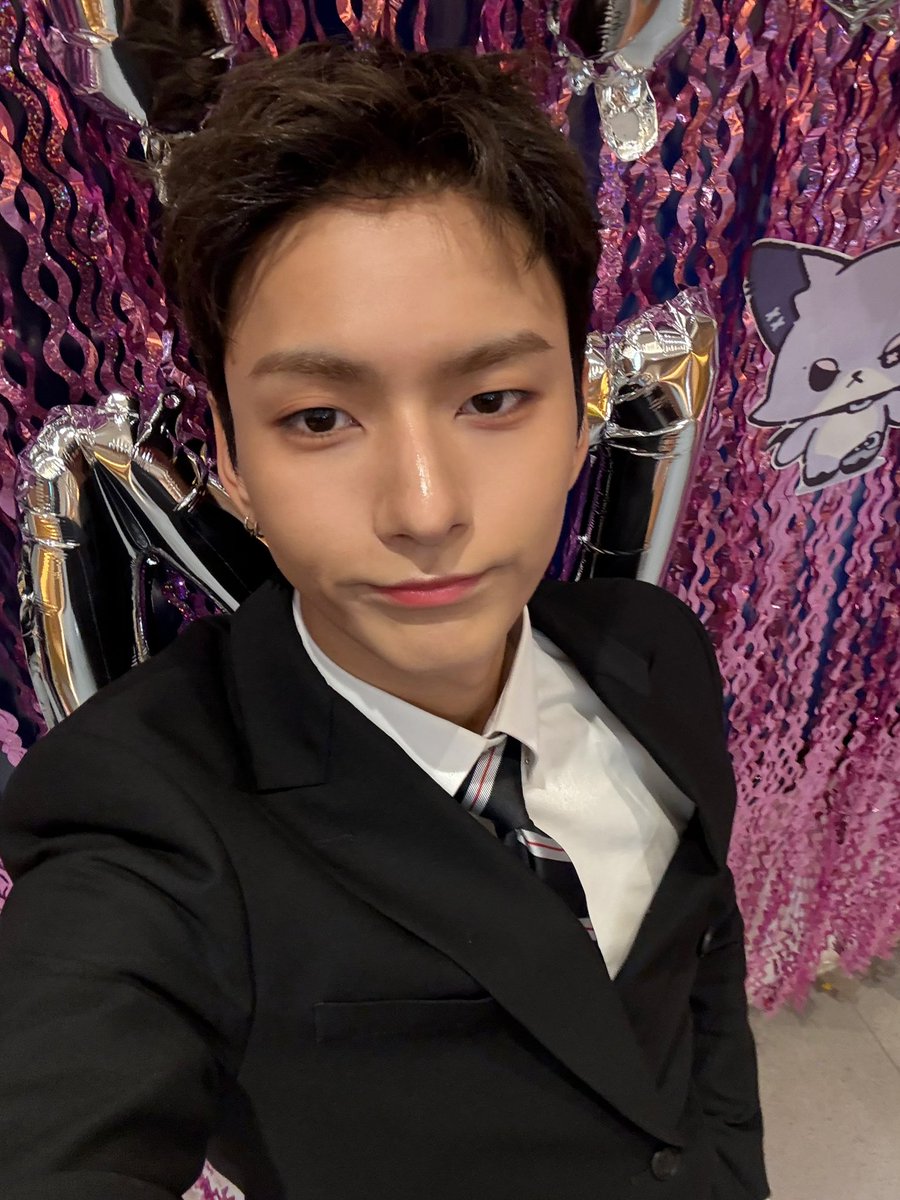 [ #Xtra_Scenes ]

HAPPY BIRTHDAY #Ode

선물로 가득했던 오드 왕자님의 생일파티🎁🎂
함께해주신 런즈들 너무 감사합니다 ๑♥‿♥๑

(p.s. 든든하게 갈비탕 먹고 오늘도 화이팅하기!)

#HappyOdeDay
#오늘은_오드데이_매일도_오드데이 
#OdeToTimelessLove