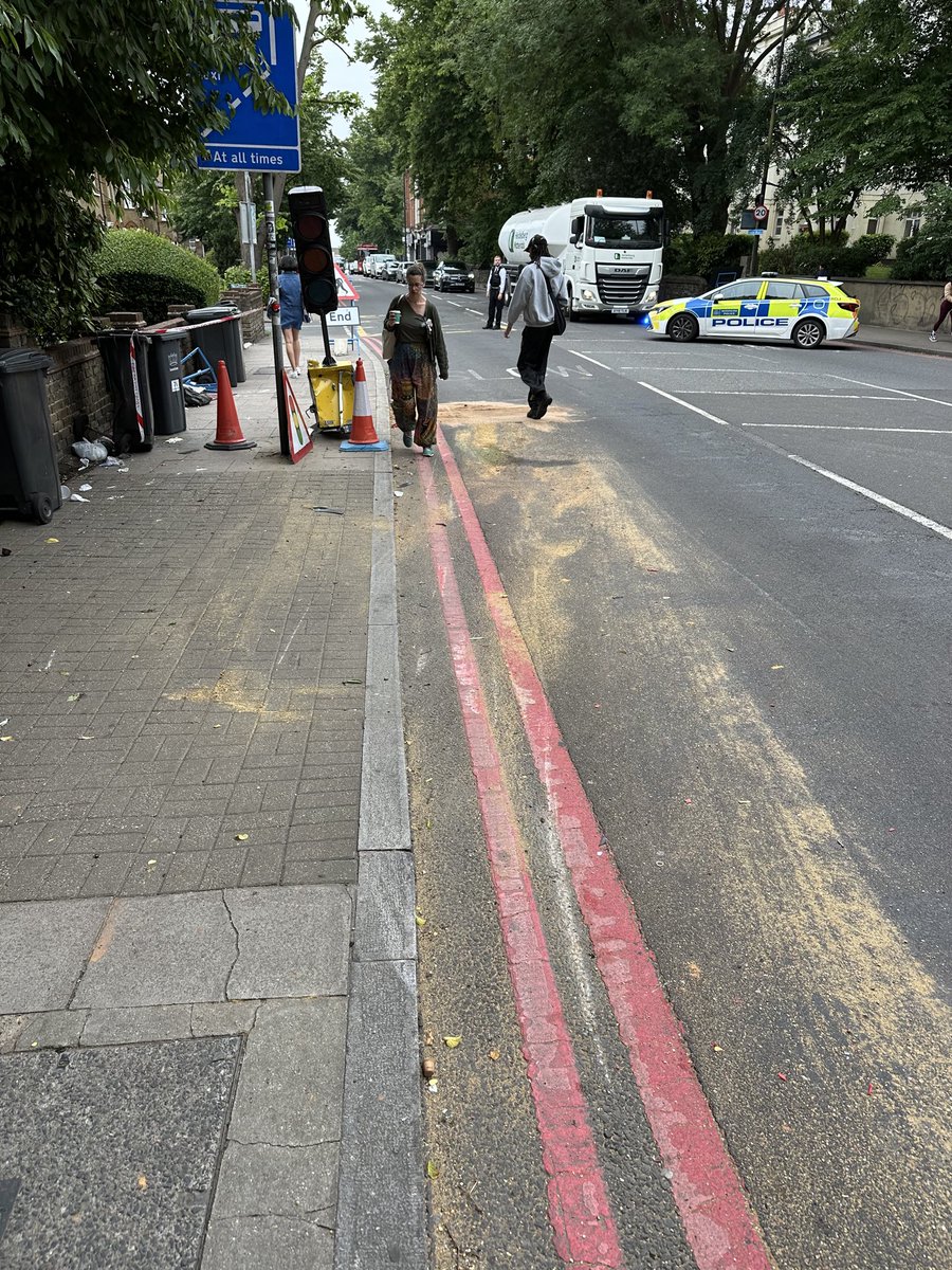 DulwichRoads's tweet image. Delays on the A205 due to a crash and total closure of the road near Forest Hill. Diversions are in place.
Vehicle removed but a damaged lamppost is about to fall and destruction left all along the pavement. This road has a 20mph limit.