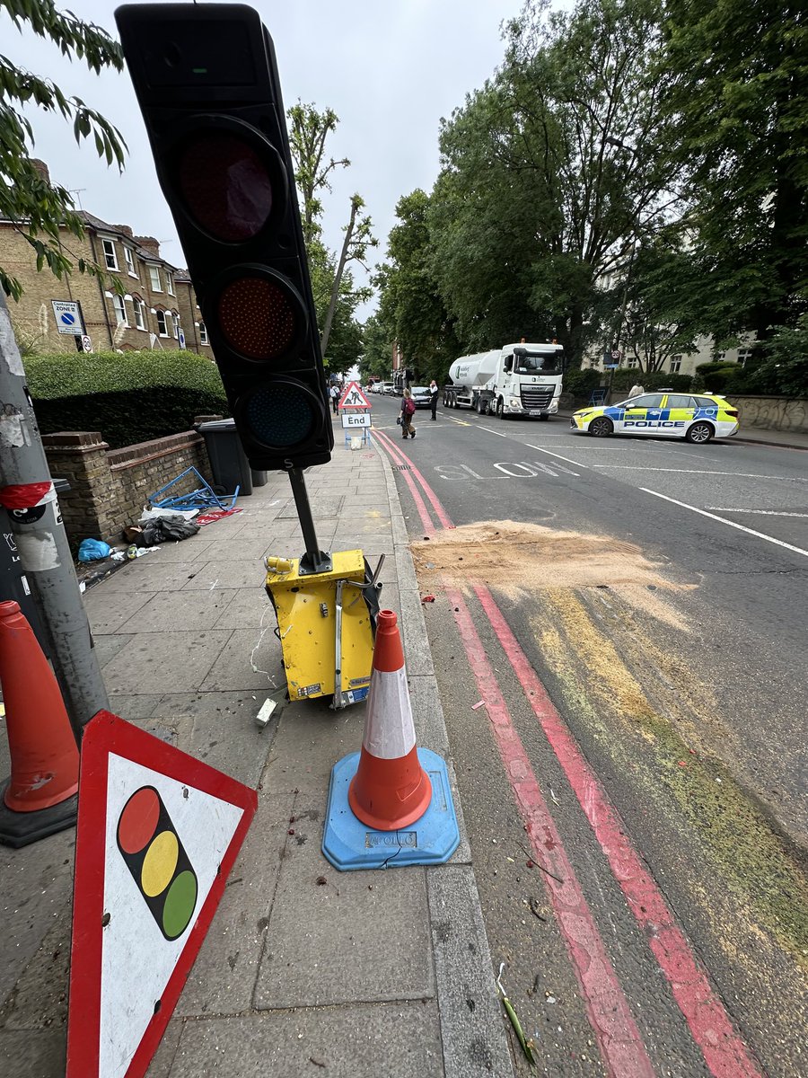 DulwichRoads's tweet image. Delays on the A205 due to a crash and total closure of the road near Forest Hill. Diversions are in place.
Vehicle removed but a damaged lamppost is about to fall and destruction left all along the pavement. This road has a 20mph limit.