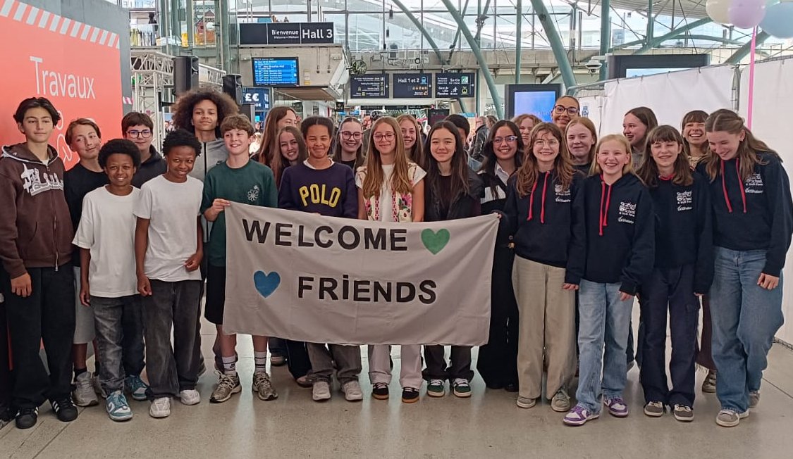 StraUponAvonSch's tweet image. The nicest way to be met at Lille. Merci! #FrenchExchange25 #SuASEnthuse