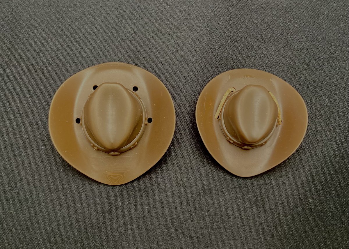 新作その2「カウボーイハット」です！

サイズ2種のセットになります！
首にかける用の革紐付き！
ロボ系にもどうでしょう…！
(メガミデバイスだと小顔の子推奨です)

こちらも6/15(日)開催の #AKG27 にて、
さんでいぼっとさん( <a href="/3dbotPrintmodel/">さんでいぼっと</a> )卓に委託させていただきます！