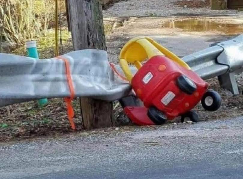 Zo dan, die kleine moet flink hard de bocht uit gevlogen zijn 🤣