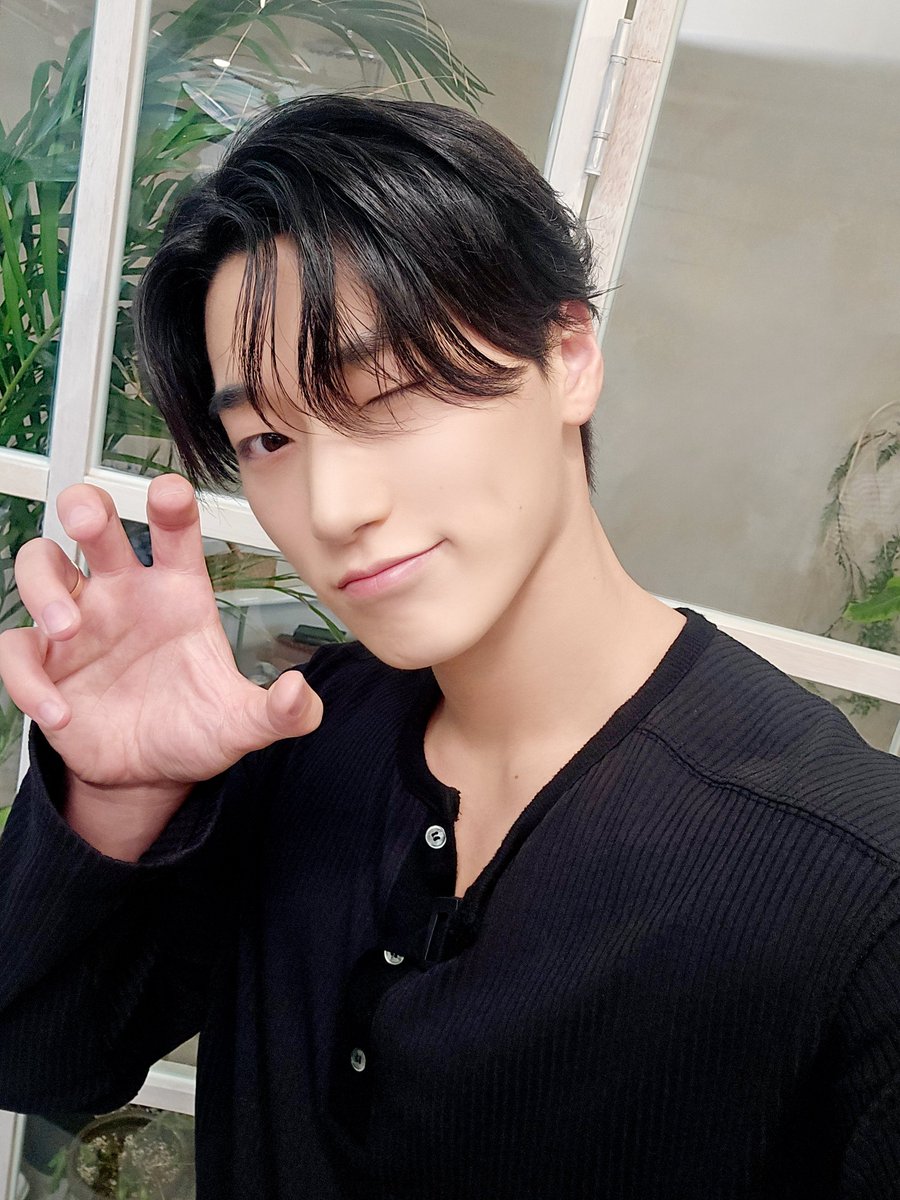 [📷] #나래식 Behind Photo

산이의 입맛을 완벽하게 사로잡은 ^･-･^੭
#박나래 선배님표 돈마호크!
최고의 맛과 재미로 풍족하게 채우고 왔어요🖤

#ATEEZ #에이티즈 #SAN #산