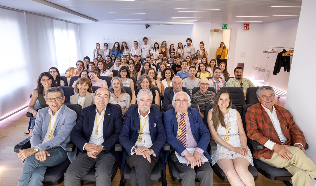 Ilustre Colegio Oficial de Médicos de Araba/Álava (@icomalava) on Twitter photo El Colegio de #Médicos de #Álava dio la bienvenida a los nuevos residentes <a href="/OSIArabaESI/">OSI Araba ESI</a> con una recepción en su sede colegial #vitoriagasteiz
Hizo entrega además del premio al colegiado <a href="/Araba/">Arabako Foru Aldundia | Diputación Foral de Álava</a> con mejor resultado #MIR2025
icoma.eus/icoma-da-la-bi… El Colegio de #Médicos de #Álava dio la bienvenida a los nuevos residentes <a href="/OSIArabaESI/">OSI Araba ESI</a> con una recepción en su sede colegial #vitoriagasteiz
Hizo entrega además del premio al colegiado <a href="/Araba/">Arabako Foru Aldundia | Diputación Foral de Álava</a> con mejor resultado #MIR2025
icoma.eus/icoma-da-la-bi…