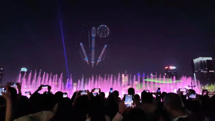 🤩Every Friday evening, 800 #drones light up the night sky in a symphony of music and water fountains🎶⛲, presenting a magic show for the people of #Hangzhou. #VisitHangzhou

⏰Time: 19:30-19:45 every Friday (the performance will be cancelled in case of strong wind/rain or other