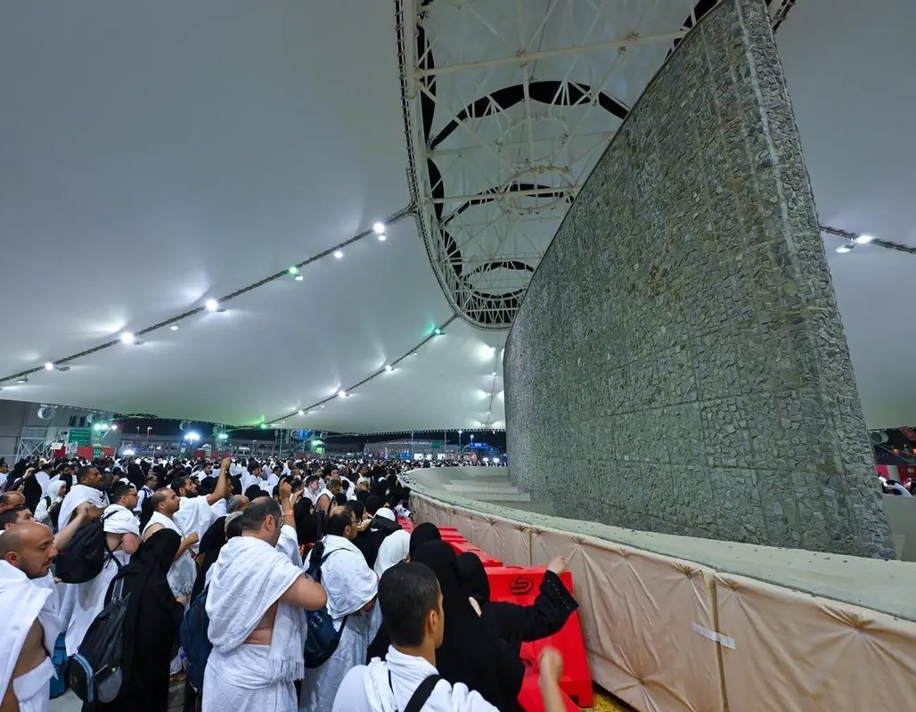 تقرير عالمي لوكالة أسوشيتد برس (AP) يُشيد باحترافية السعودية في الحج:

#السعودية حققت نجاح أمني ولوجستي بارز في موسم حج 1446 ، وملايين الحجاج قاموا برمي الجمرات في مشهد مهيب يمزج بين الروحانية والانضباط والتنظيم الدقيق.

-