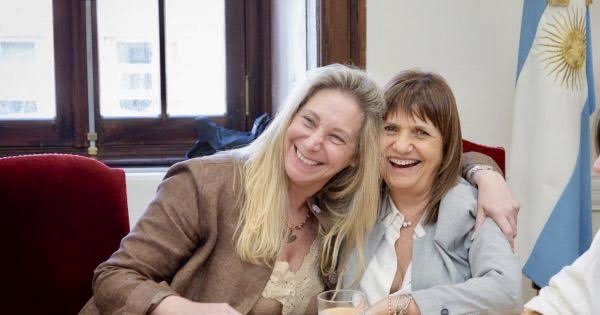 ¡Feliz cumpleaños, <a href="/PatoBullrich/">Patricia Bullrich</a>!
Firmeza, coraje y convicción para dar las peleas que otros esquivan. La libertad se defiende con orden. 💪🇦🇷