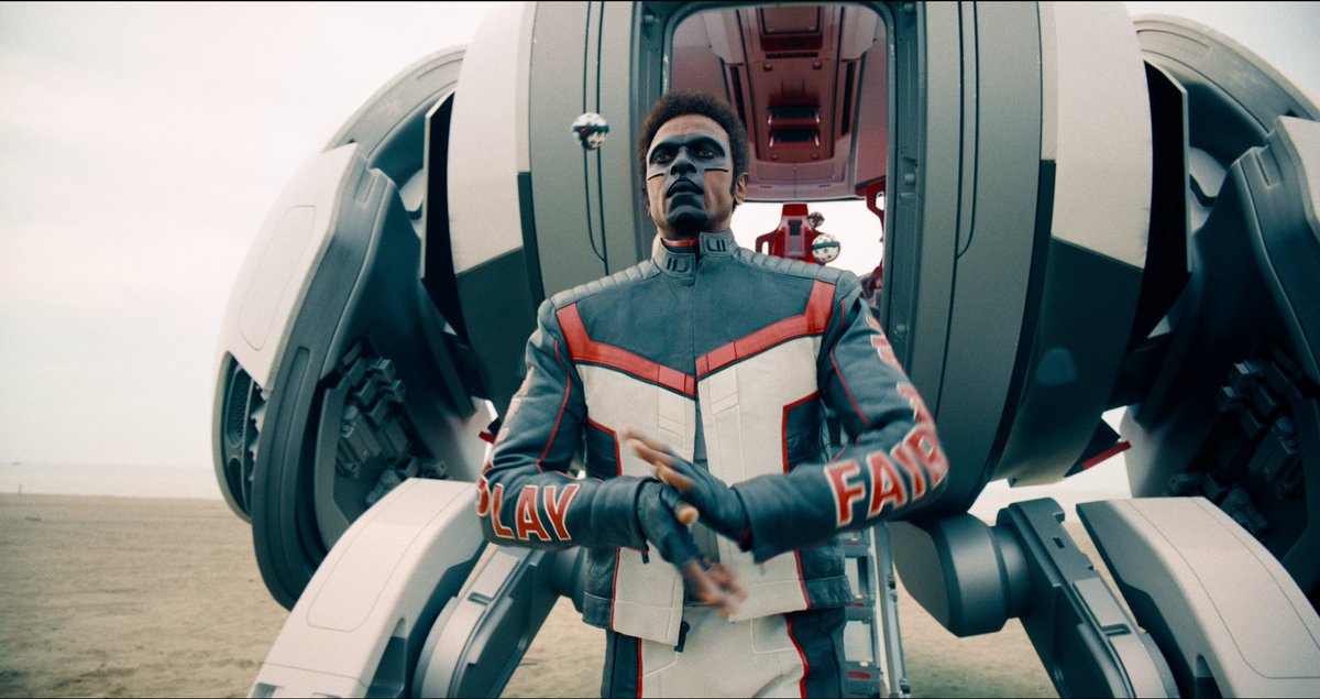 Edi Gathegi comentou sobre o Senhor Incrível em 'Superman': 

"Ele é um ateu que acredita na justiça. Perde a esposa e encontra significado no conhecimento. Ele viu que, embora o universo possa ser cruel, a inteligência, a ciência e a inovação podem torná-lo melhor. Ele escolheu